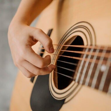 ¿Cuál es la mejor guitarra acústica para empezar a tocar?